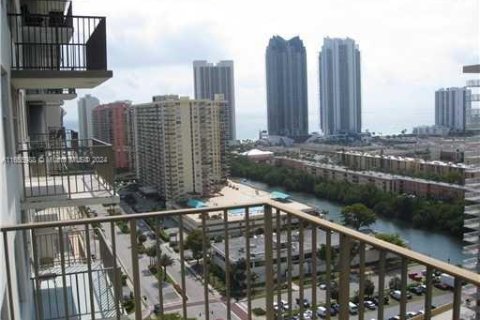 Condo in Sunny Isles Beach, Florida, 1 bedroom  № 1355260 - photo 1