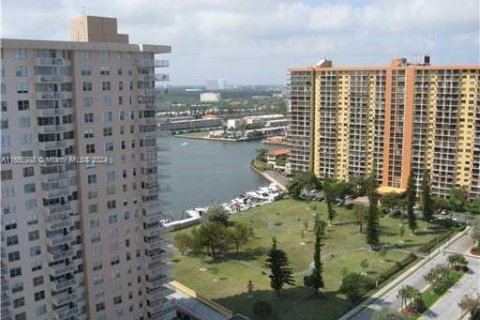 Condo in Sunny Isles Beach, Florida, 1 bedroom  № 1355260 - photo 2