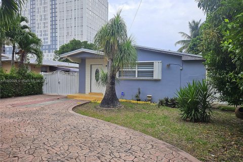 Villa ou maison à vendre à Sweetwater, Floride: 3 chambres, 100.33 m2 № 1095970 - photo 2
