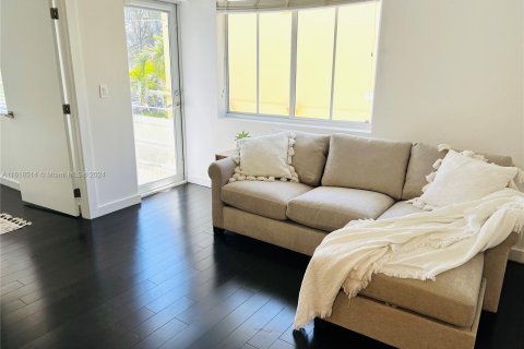 Condo in Miami Beach, Florida, 1 bedroom  № 1240269 - photo 1