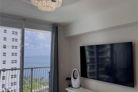 Condo in Miami, Florida, 1 bedroom  № 1358591 - photo 3