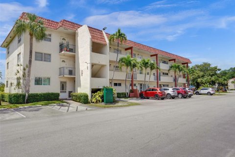 Condo in Pembroke Pines, Florida, 2 bedrooms  № 1116421 - photo 1