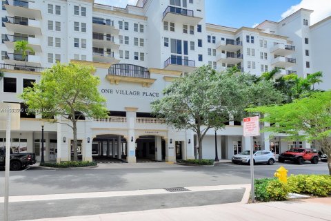 Condo in Coral Gables, Florida, 2 bedrooms  № 1315894 - photo 1