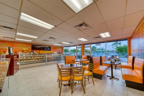 Propiedad comercial en venta en Miami, Florida № 1290533 - foto 1