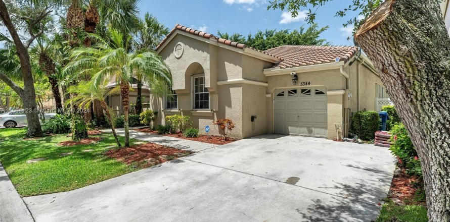 House in Coral Springs, Florida 3 bedrooms, 194.72 sq.m. № 1360422