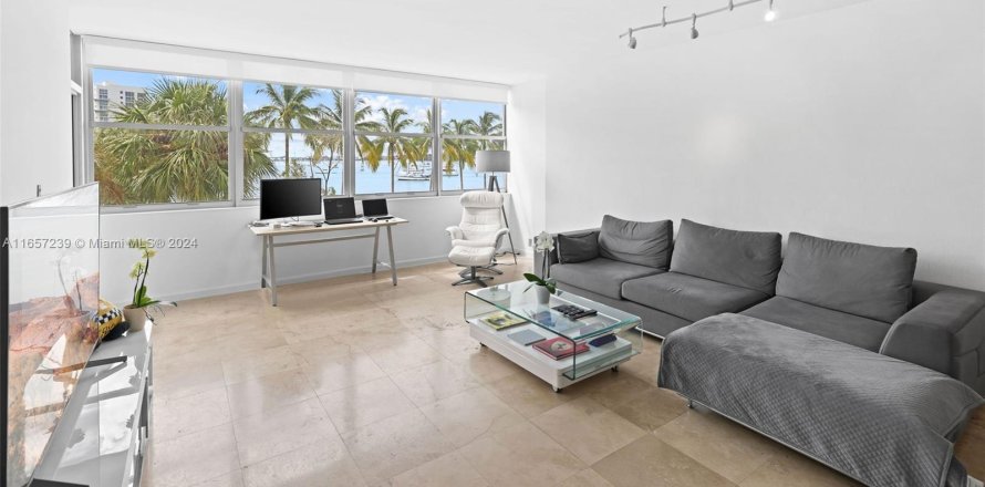 Condominio en Miami Beach, Florida, 1 dormitorio  № 1360368