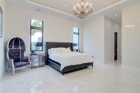 Casa en venta en Hialeah Gardens, Florida, 5 dormitorios, 394.83 m2 № 1271803 - foto 28