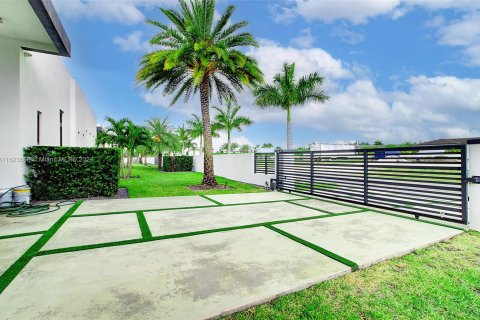 Casa en venta en Hialeah Gardens, Florida, 5 dormitorios, 394.83 m2 № 1271803 - foto 8