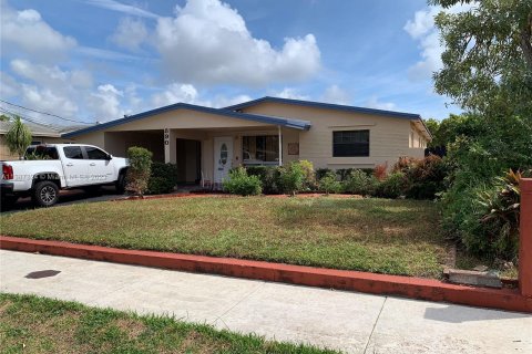 Casa en venta en Lauderhill, Florida, 5 dormitorios, 174.1 m2 № 515208 - foto 1