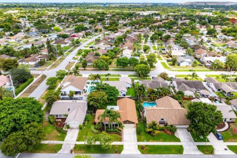 House in Deerfield Beach, Florida 4 bedrooms, 170.94 sq.m. № 1221659 - photo 3