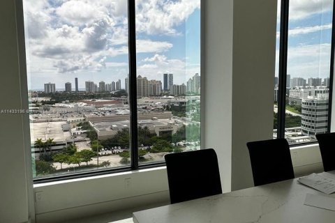 Commercial property in Aventura, Florida № 658396 - photo 11