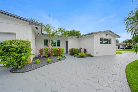 Casa en venta en Miami, Florida, 4 dormitorios, 235.32 m2 № 1419859 - foto 1