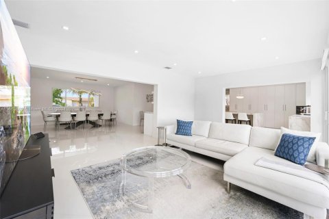 Casa en venta en Miami, Florida, 4 dormitorios, 235.32 m2 № 1419859 - foto 14