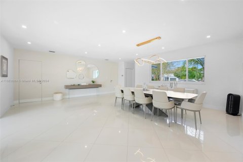 Casa en venta en Miami, Florida, 4 dormitorios, 235.32 m2 № 1419859 - foto 12