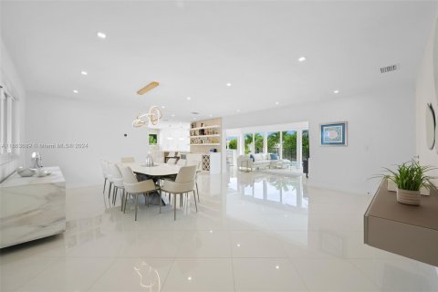 Casa en venta en Miami, Florida, 4 dormitorios, 235.32 m2 № 1419859 - foto 10