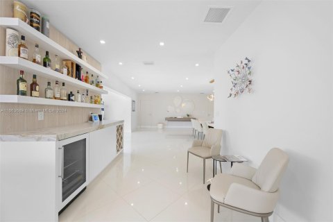 Casa en venta en Miami, Florida, 4 dormitorios, 235.32 m2 № 1419859 - foto 11