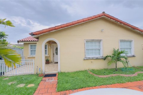 House in Miami, Florida 4 bedrooms, 144.65 sq.m. № 1330711 - photo 1