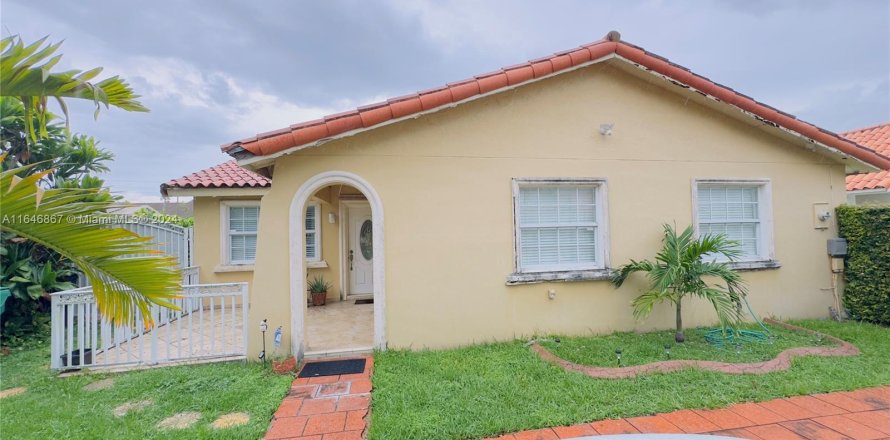 House in Miami, Florida 4 bedrooms, 144.65 sq.m. № 1330711