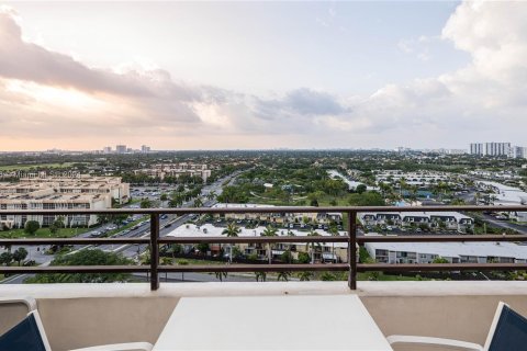 Condominio en venta en Hallandale Beach, Florida, 1 dormitorio, 92.9 m2 № 1330755 - foto 8