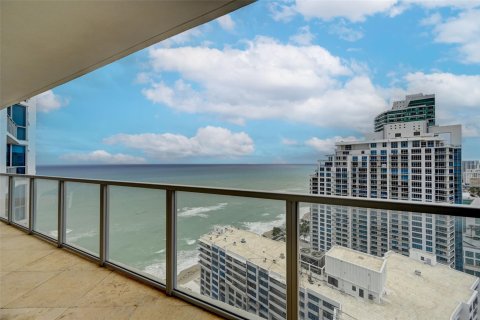 Condo in Hollywood, Florida, 3 bedrooms  № 914321 - photo 18