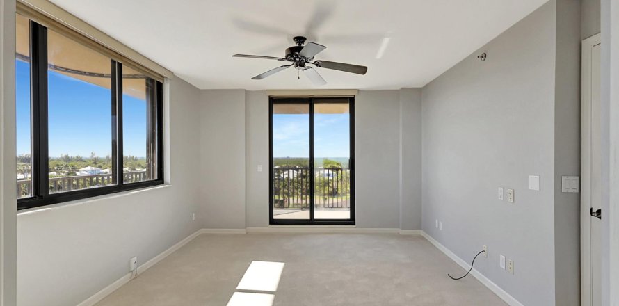 Condominio en Hutchinson Island South, Florida, 3 dormitorios  № 914323