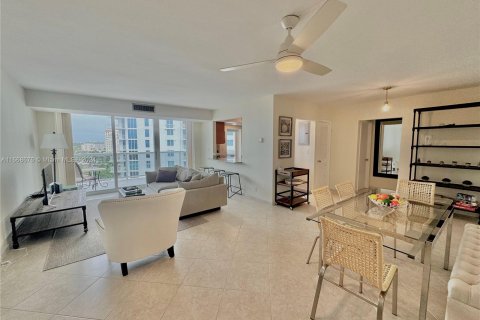 Condo in Fort Lauderdale, Florida, 2 bedrooms  № 1385780 - photo 1