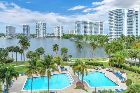 Condominio en venta en Aventura, Florida, 3 dormitorios, 126.35 m2 № 1092546 - foto 2