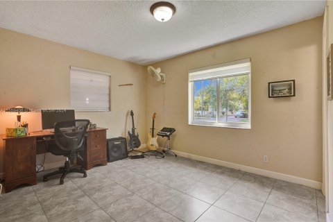 Villa ou maison à vendre à Hallandale Beach, Floride: 3 chambres, 107.4 m2 № 1092509 - photo 17