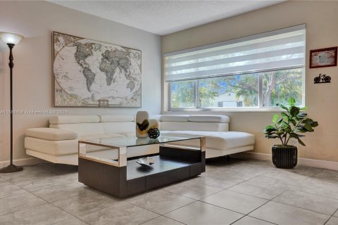Villa ou maison à vendre à Hallandale Beach, Floride: 3 chambres, 107.4 m2 № 1092509 - photo 2