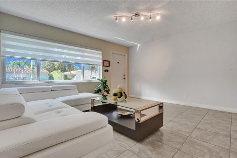 Villa ou maison à vendre à Hallandale Beach, Floride: 3 chambres, 107.4 m2 № 1092509 - photo 3