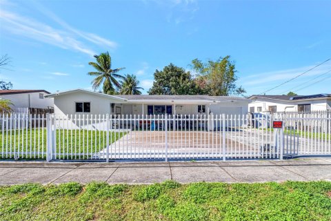 House in Miami, Florida 4 bedrooms, 183.02 sq.m. № 984411 - photo 14