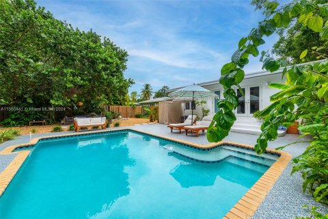 Villa ou maison à vendre à Biscayne Park, Floride: 4 chambres, 195.47 m2 № 1095228 - photo 1