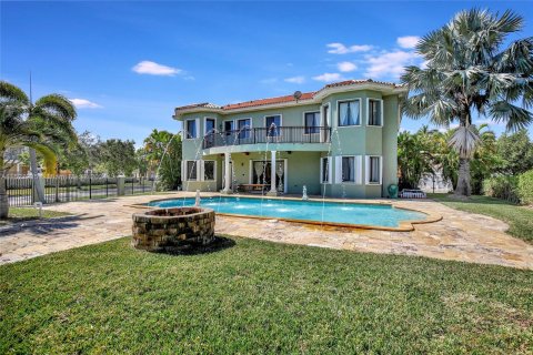 Villa ou maison à vendre à Cutler Bay, Floride: 6 chambres, 468.88 m2 № 993727 - photo 1