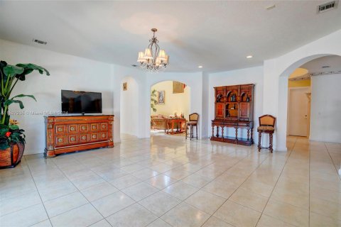 Villa ou maison à vendre à Cutler Bay, Floride: 6 chambres, 468.88 m2 № 993727 - photo 29