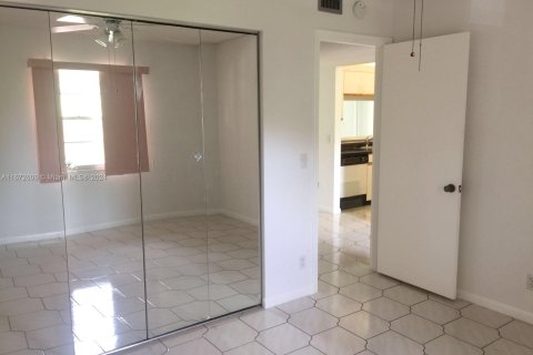 Condo in Pembroke Pines, Florida, 2 bedrooms  № 1395179 - photo 4