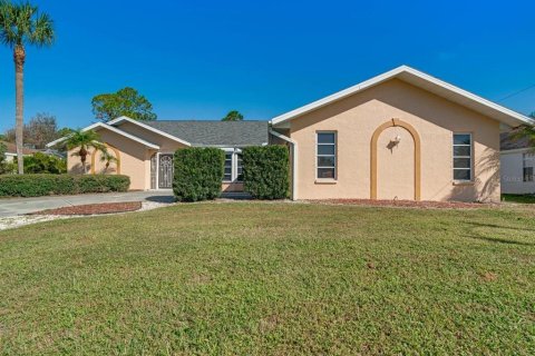 House in Port Charlotte, Florida 3 bedrooms, 189.89 sq.m. № 1415992 - photo 30