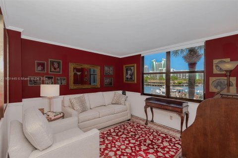 Condo in Hallandale Beach, Florida, 2 bedrooms  № 1292725 - photo 23