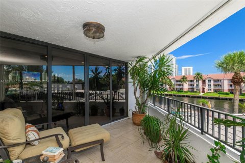 Condo in Hallandale Beach, Florida, 2 bedrooms  № 1292725 - photo 6