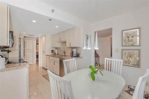 Condo in Hallandale Beach, Florida, 2 bedrooms  № 1292725 - photo 13