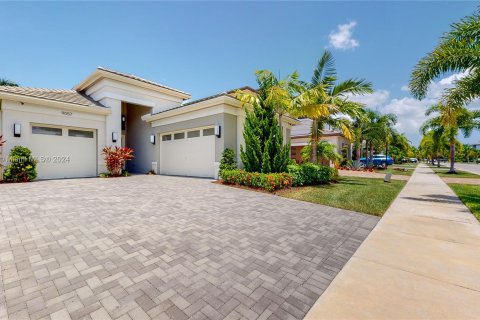 House in Boca Raton, Florida 4 bedrooms, 242.1 sq.m. № 1292689 - photo 2