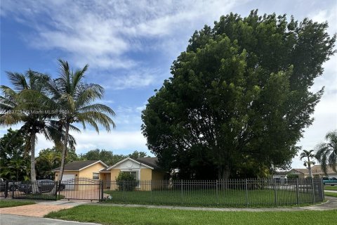 Villa ou maison à vendre à Miami, Floride: 4 chambres, 141.68 m2 № 1310184 - photo 3