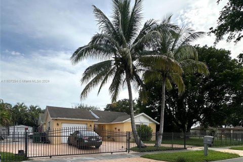 House in Miami, Florida 4 bedrooms, 141.68 sq.m. № 1310184 - photo 2