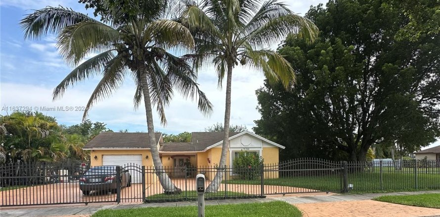 House in Miami, Florida 4 bedrooms, 141.68 sq.m. № 1310184