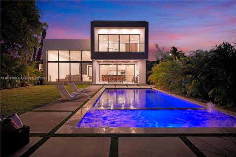 Casa en venta en Miami, Florida, 4 dormitorios, 303.42 m2 № 1310185 - foto 1