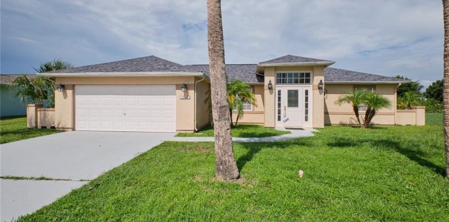 House in Port Charlotte, Florida 3 bedrooms, 125.23 sq.m. № 1354040