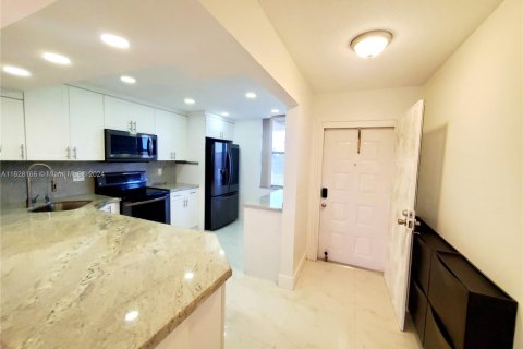 Condo in Sunrise, Florida, 2 bedrooms  № 1289256 - photo 4