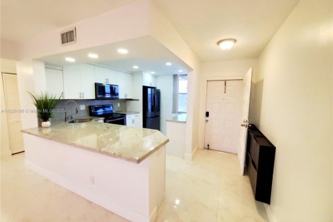 Condo in Sunrise, Florida, 2 bedrooms  № 1289256 - photo 1