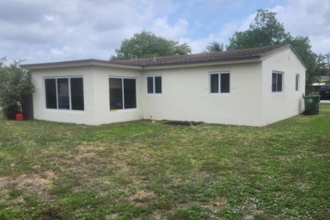 House in Fort Lauderdale, Florida 2 bedrooms, 105.26 sq.m. № 1174176 - photo 4