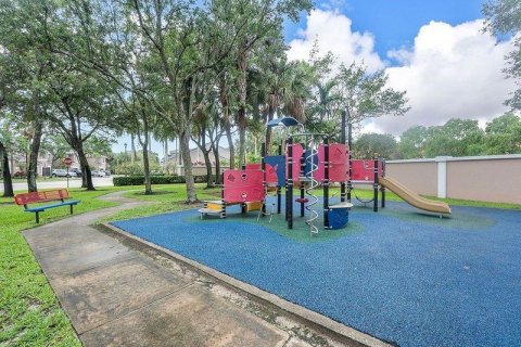 Townhouse in Plantation, Florida 3 bedrooms, 157 sq.m. № 1227620 - photo 1