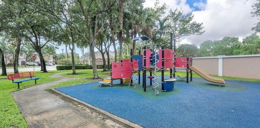 Townhouse in Plantation, Florida 3 bedrooms, 157 sq.m. № 1227620